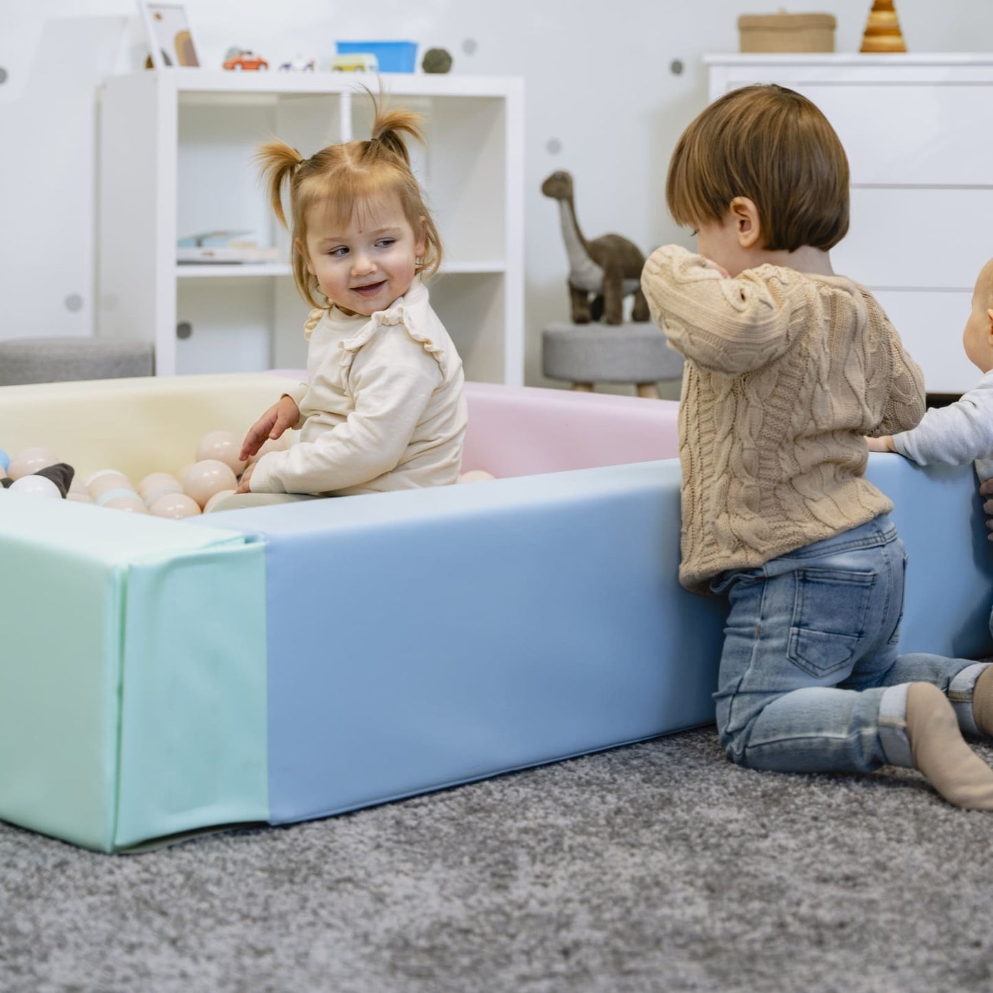 Mīkstā rotaļu kvadrātveida bumbu bedre - bumbu spēļu paradīze