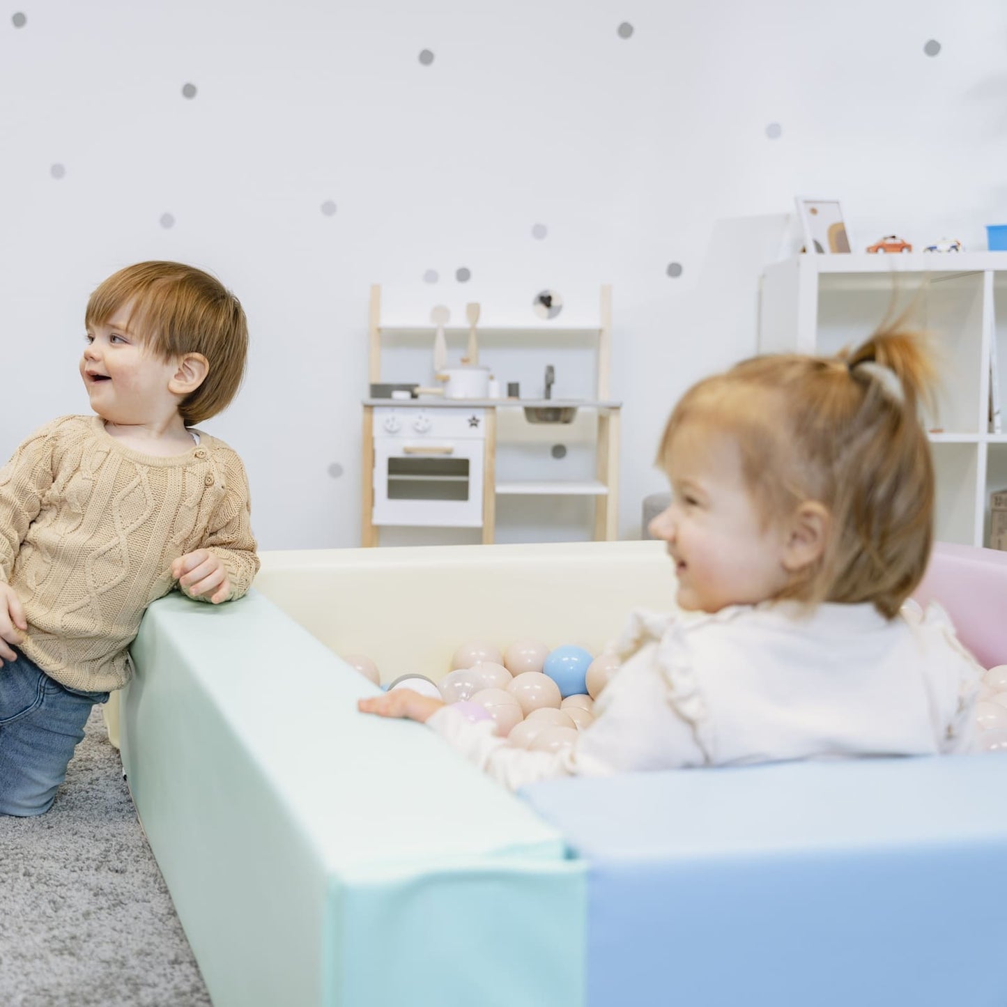 Mīkstā rotaļu kvadrātveida bumbu bedre - bumbu spēļu paradīze