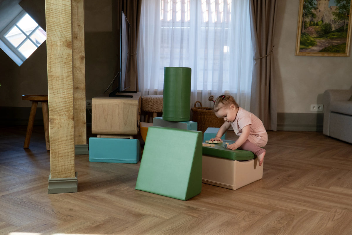 Mazulis telpās kāpj pa IGLU Soft Play komplektu