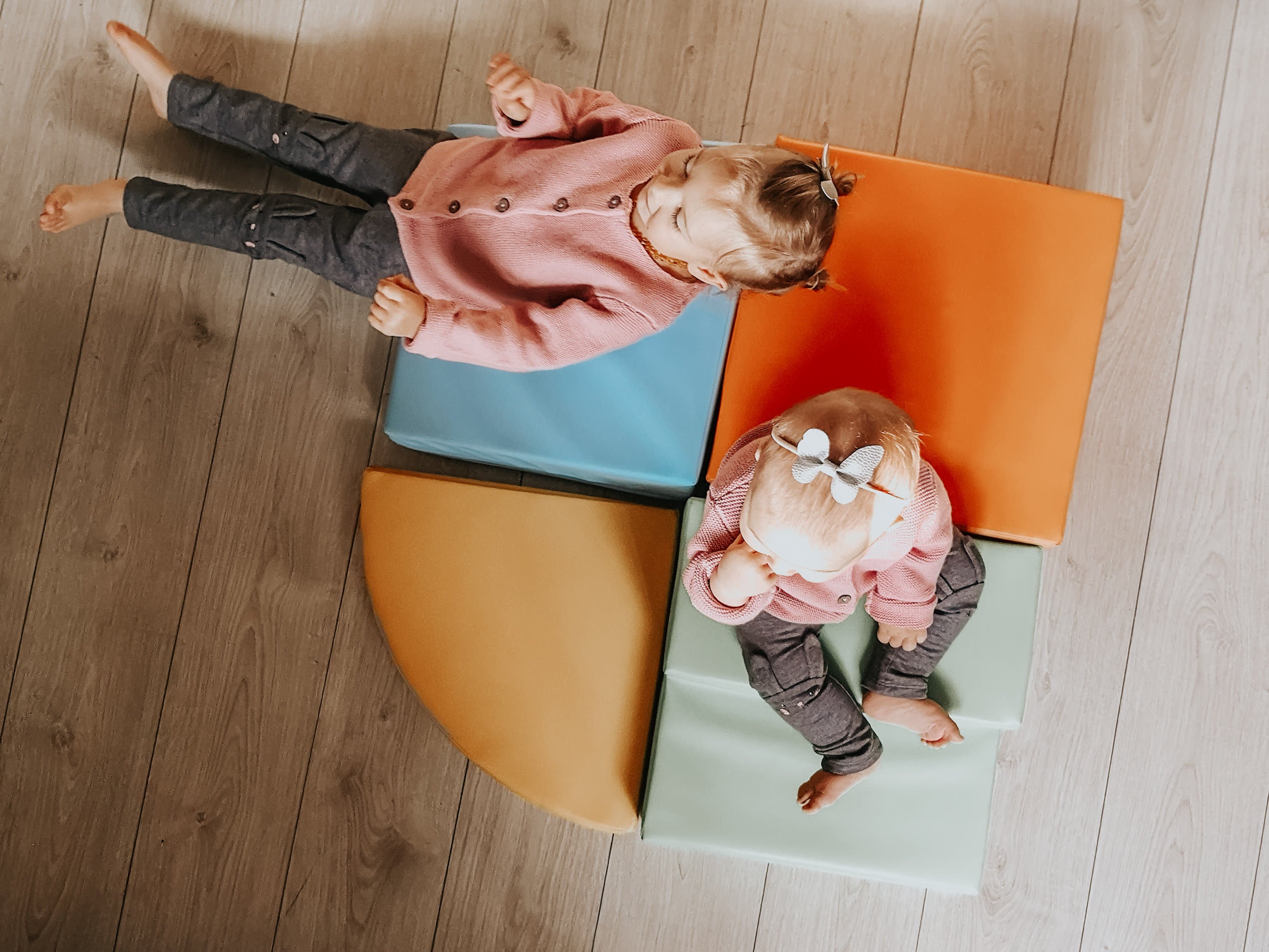 Dos niñas sentadas en un colorido set de juego blando de espuma IGLU
