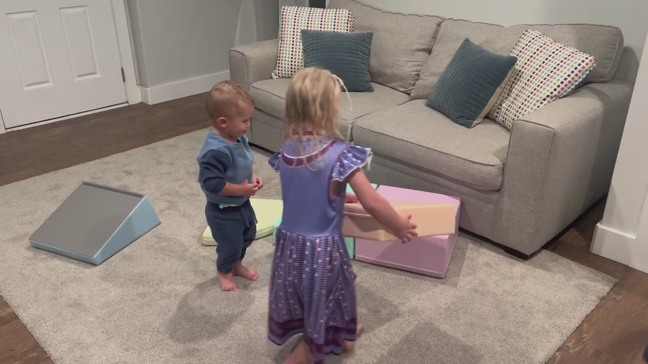 Cargar video: Toddler crawling over a soft play shape
