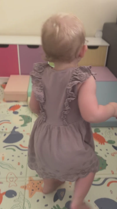 Cargar video: Corner Climber in a bright family living room