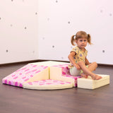 Ein Mädchen, das auf einem IGLU Soft Play Set spielt